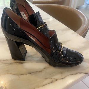 BALLY patent leather pumps with gold bit